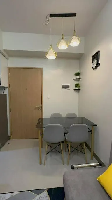 A Cozy 2-Bedroom W/ Balcony,Kitchen,Wifi &Netflix Manila Apartment