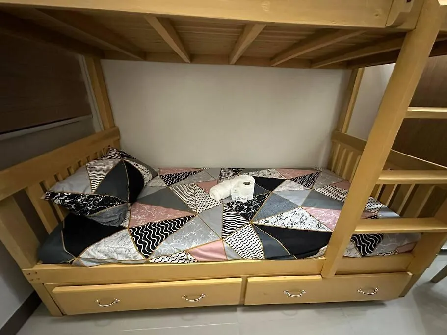 A Cozy 2-Bedroom W/ Balcony,Kitchen,Wifi &Netflix Manila 0*,  Philippines